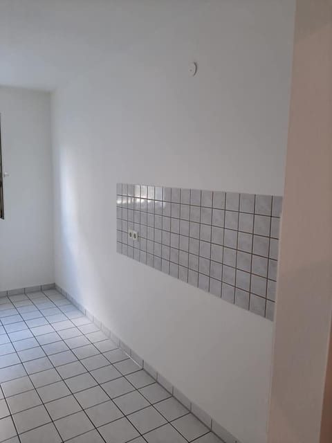 Küchenwand nach dem deckenden weißen Anstrich