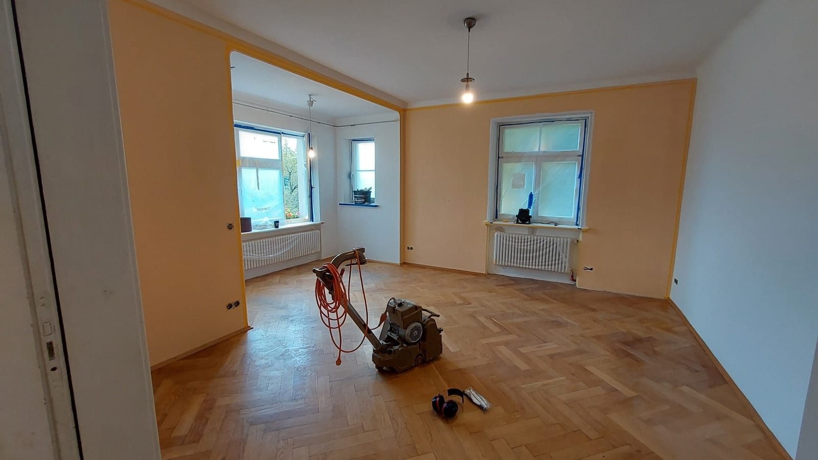 Parkettboden vor dem Abschleifen, matt und abgenutzt